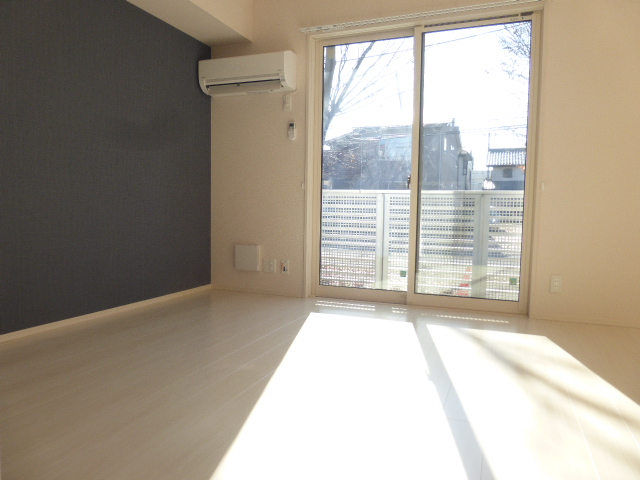 居室・リビング　リビング10帖（アクセントクロス施工）　陽当たり良好