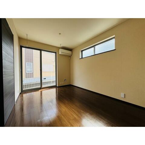 居室・リビング　2面採光のリビング♪