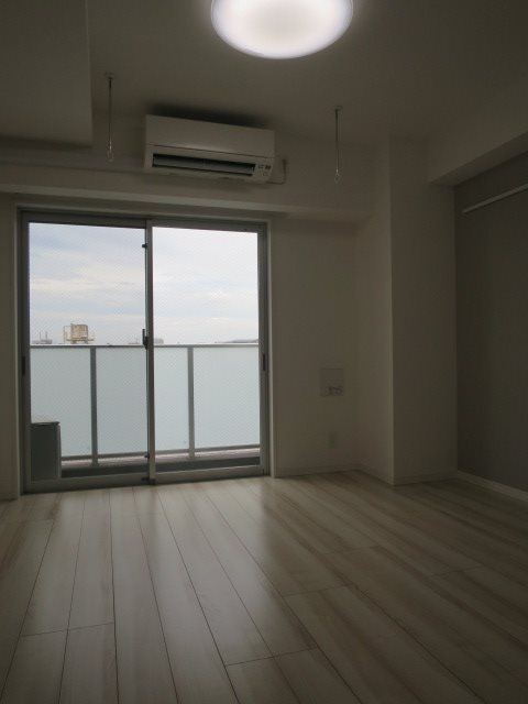 その他部屋・スペース　優しい色合いの床材を使用した居住空間です。