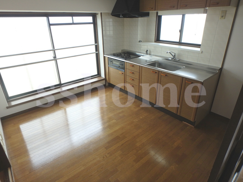 居室・リビング　窓もあり明るいお部屋です☆