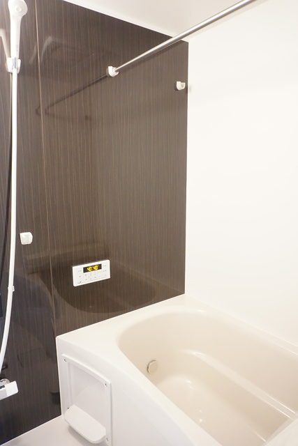 バス・シャワールーム　追焚給湯と浴室乾燥機付きのバスルーム