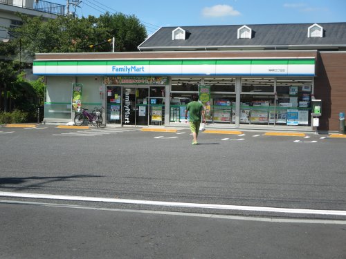 コンビニ　ファミリーマート篠崎町三丁目店（コンビニ）まで282m