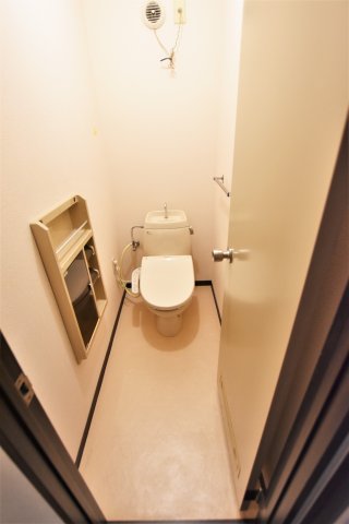 トイレ　同物件、別号室の参考写真です。