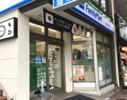 コンビニ　ファミリーマート 新宿市谷見附店（コンビニ）まで645m