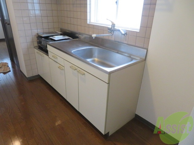 キッチン　キッチンはこちらです。窓が付いていて換気も出来ますね。