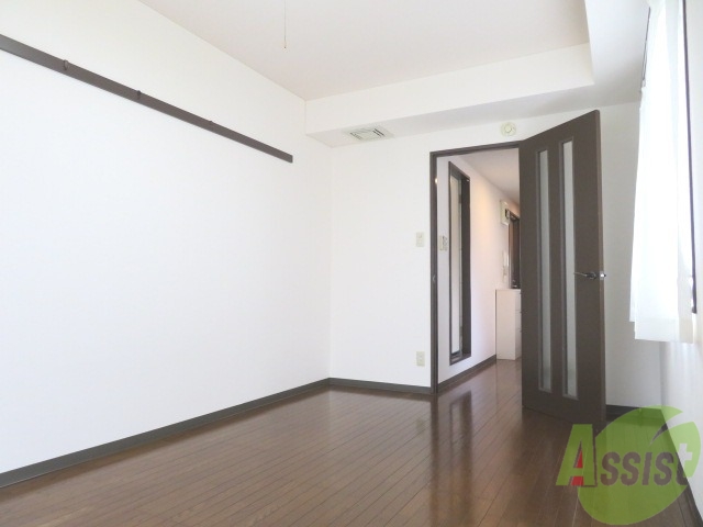 その他部屋・スペース　８帖のお部屋は広々としていて、家具を置くのも楽しみですね。