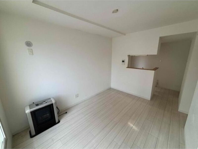 居室・リビング　内装中につき同タイプ別号室の画像です。