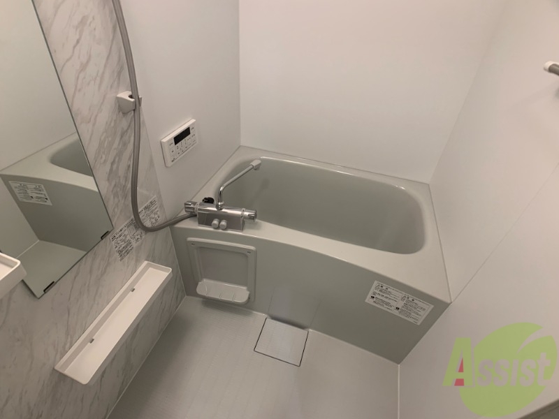 バス・シャワールーム　浴室はシンプル。一人暮らしにはちょうど良いサイズですね。