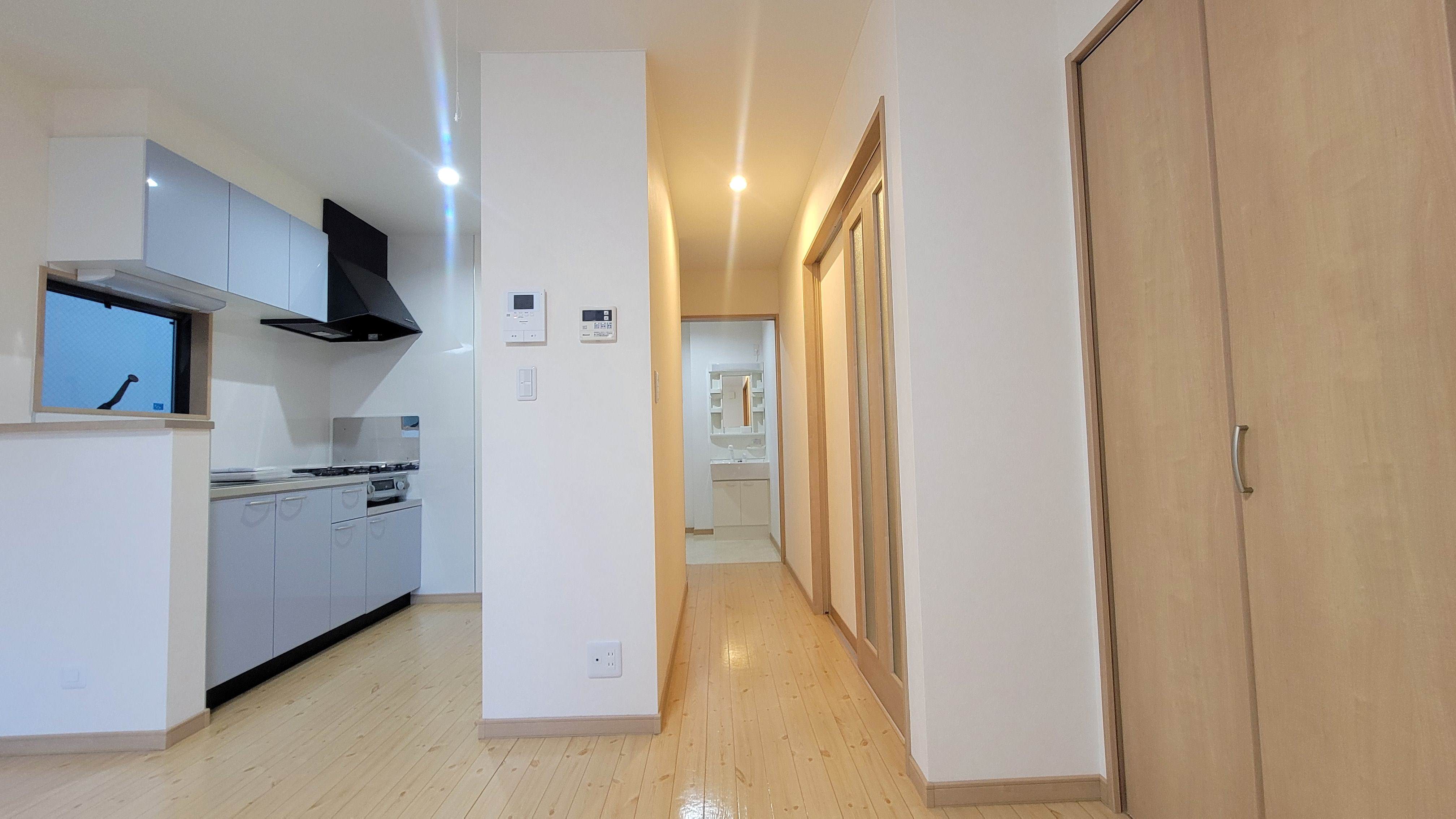 居室・リビング　長めの廊下で水廻りを区別