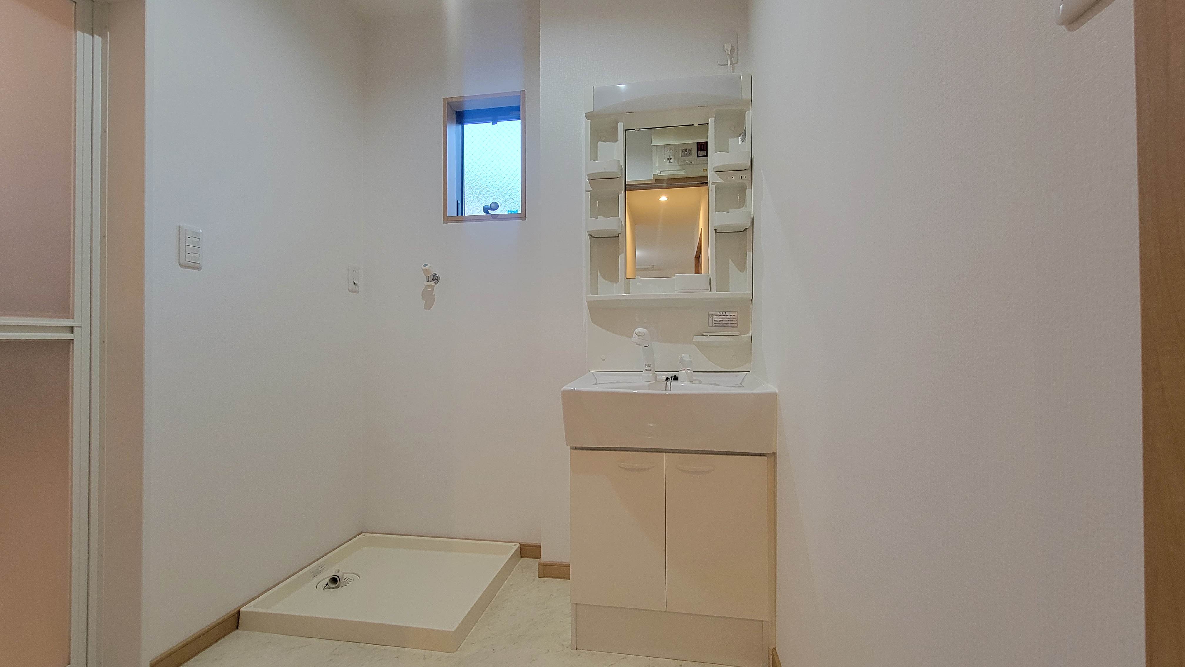 洗面設備　洗面化粧台と洗濯機置き場