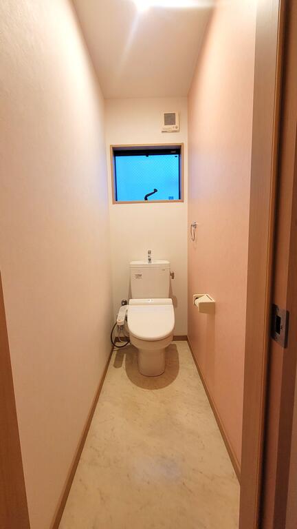 トイレ　窓付きで明るい