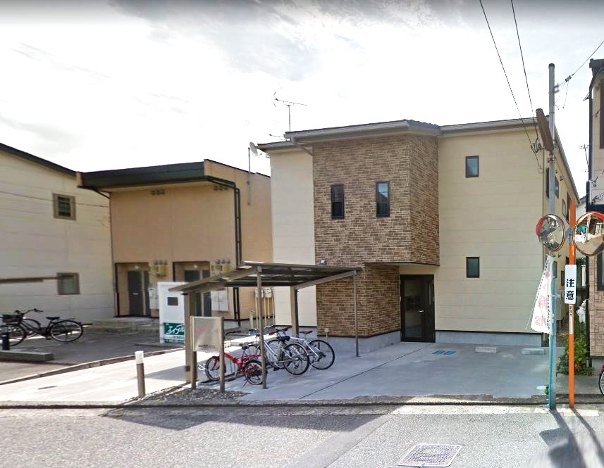 建物外観　駐輪場もあり、建物入口は扉付きになっています。