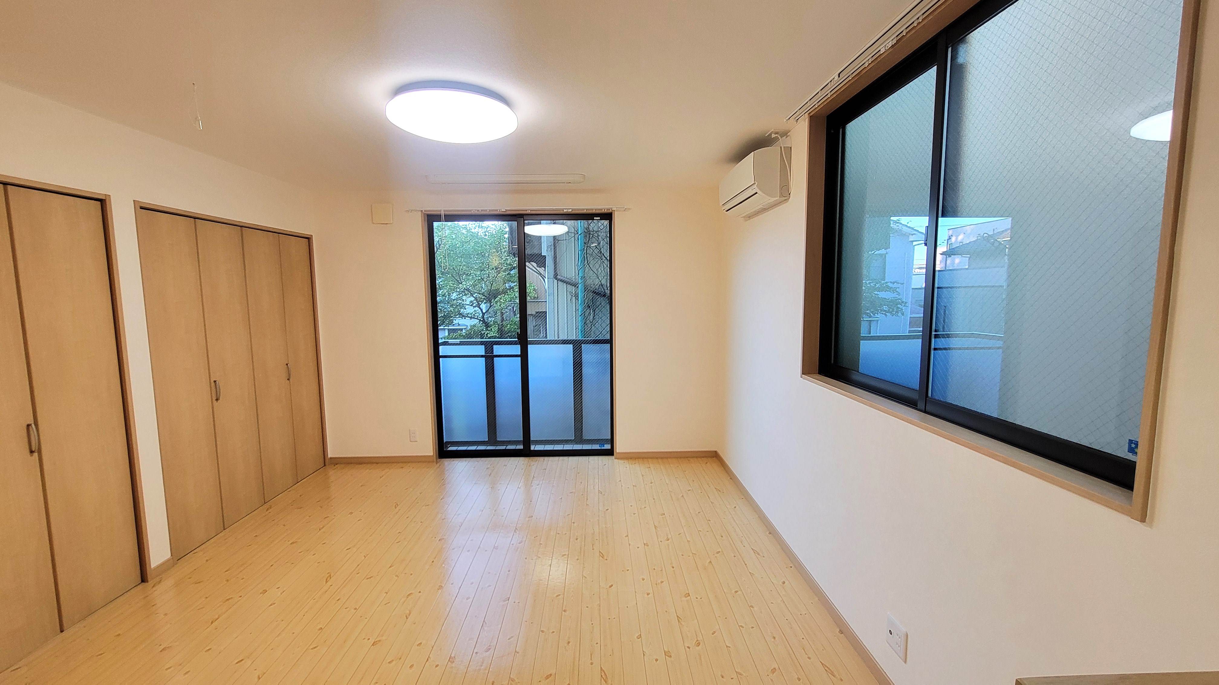 居室・リビング　洋室8.75　バルコニー付き