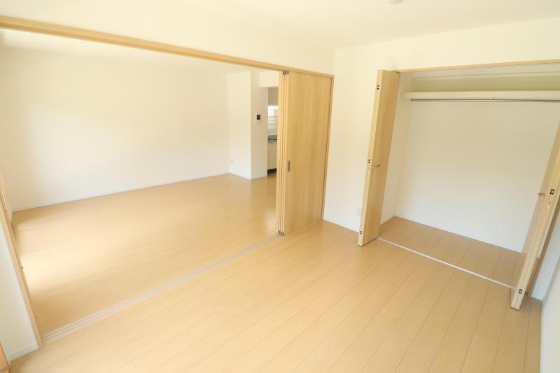 その他　洋室5.9帖とリビング11.9帖