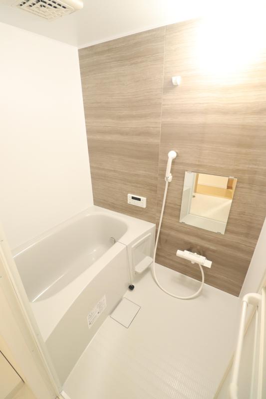 バス・シャワールーム　1　お風呂は追い焚き機能付き。