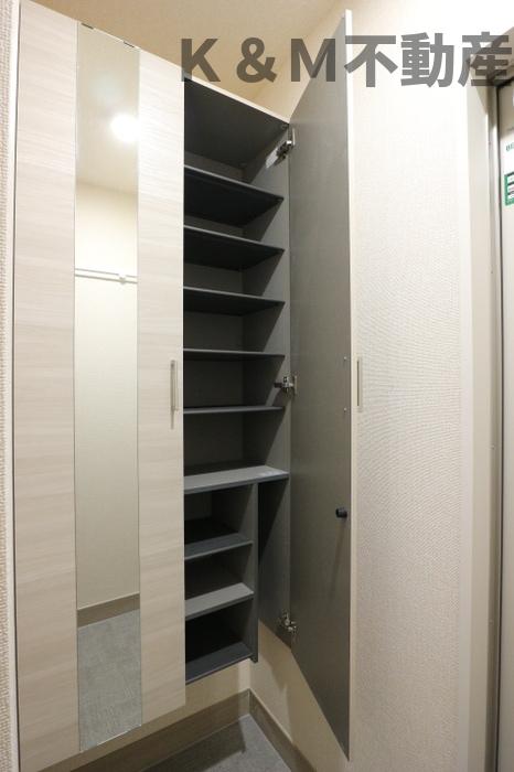 玄関　収納もある玄関です