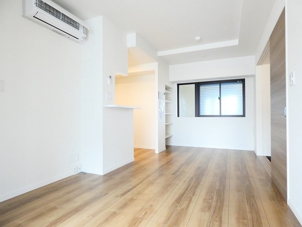 居室・リビング　反転