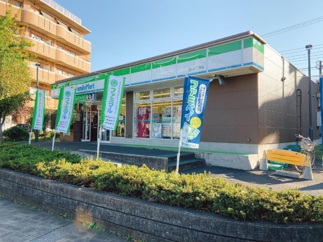 コンビニ　ファミリーマート玉川三丁目店（コンビニ）まで242m