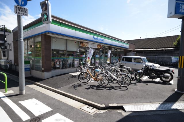 コンビニ　ファミリーマート（コンビニ）まで150m