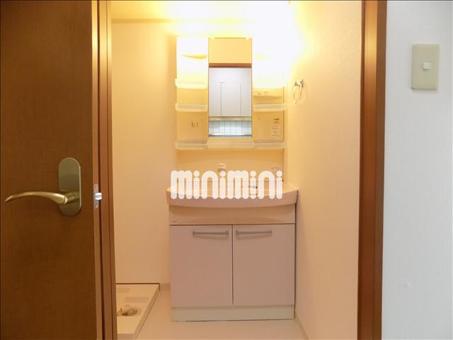 洗面設備　シャンプードレッサー付きの洗面台