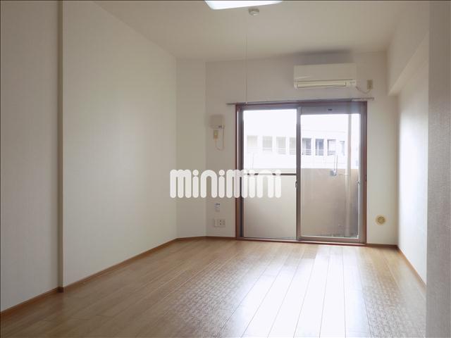 居室・リビング　南向きのお部屋です