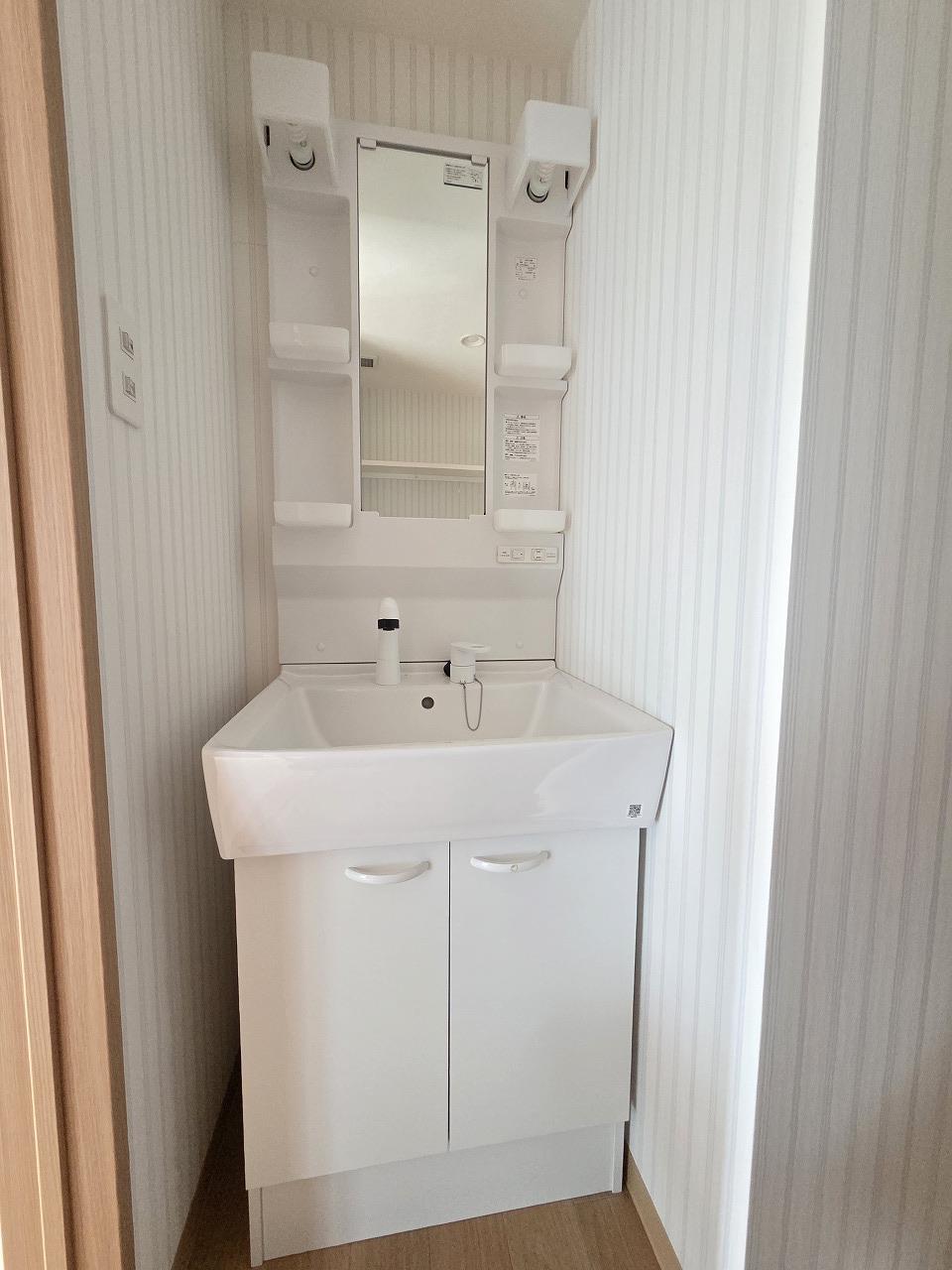 洗面設備　朝のヘアメイクに便利な洗面化粧台♪