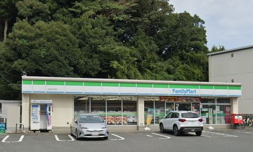 コンビニ　ファミリーマート（コンビニ）まで211m