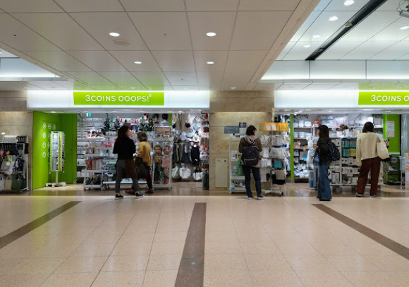 その他　3COINS OOOPS! ゲートウォーク名古屋店（その他）まで565m