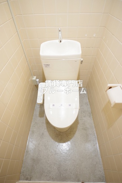 トイレ　温水洗浄機能付き便座！