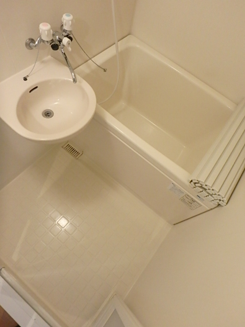 バス・シャワールーム　清潔感のあるバスルームです。