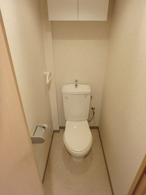 トイレ　上部収納もあって便利ですね。