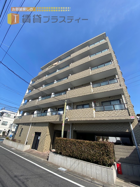 建物外観　近隣に商業施設あり。帰り道も明るく安心です。