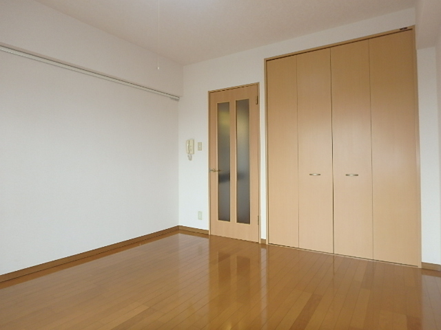 居室・リビング　広くてレイアウトにも困らない形です。