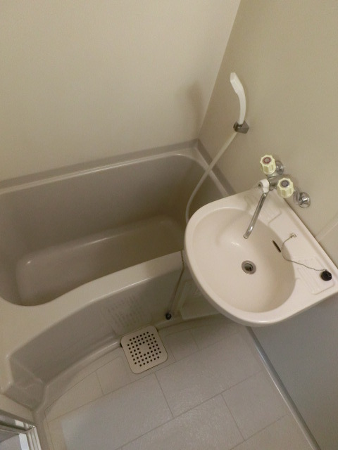 バス・シャワールーム　お掃除も楽ちんのユニットタイプのバスルーム。