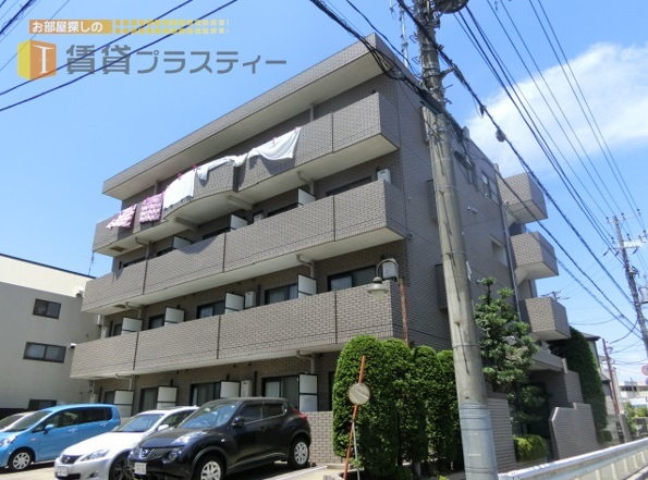 建物外観　江戸川近くに建つ、鉄筋コンクリートのマンションです。