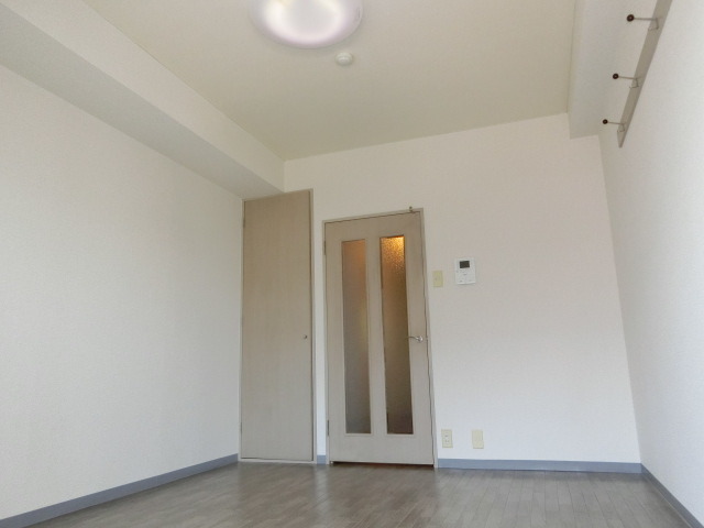 居室・リビング　ナチュラルカラーの床は家具もあわせやすいですね。