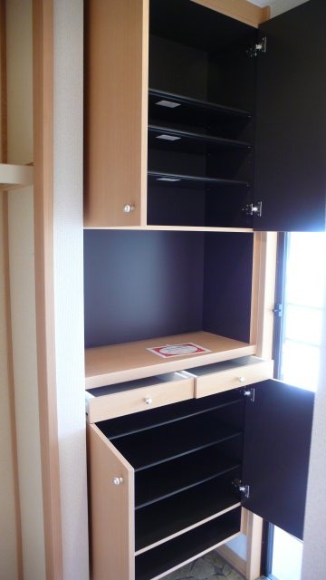 玄関　収納たっぷりの下駄箱付