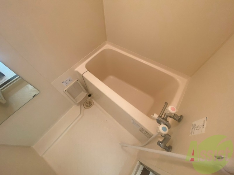 バス・シャワールーム　バスルームは狭すぎず、シャワーも浴びやすそうです。
