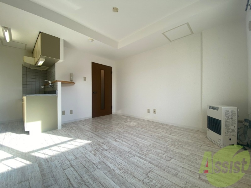 居室・リビング　白さが清潔感を出してくれます。お部屋も明るいですね。