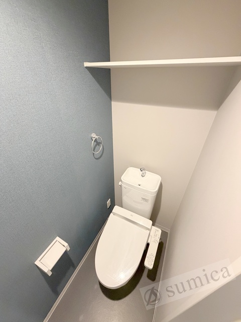 トイレ　人気アイテムの温水洗浄便座。清潔感のあるトイレです。