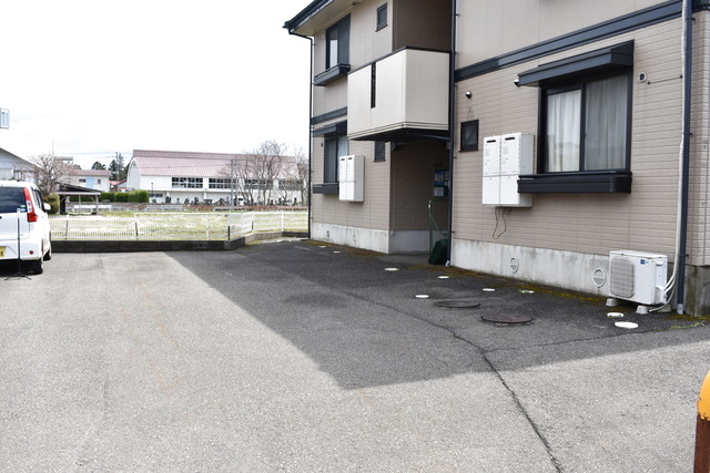 駐車場　駐車場は縦列区画です。