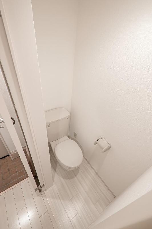 トイレ　落ち着いた色調のトイレです