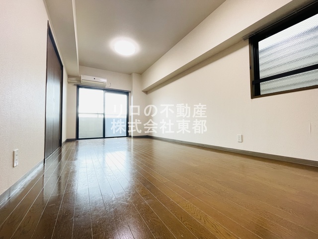 居室・リビング　広いリビングでゆったりくつろげる憩いの空間♪
