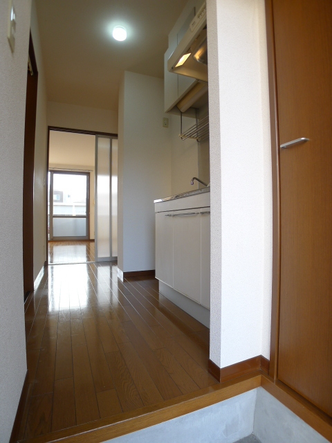 玄関　掲載写真は別部屋のものです。現況と異なる場合があります。