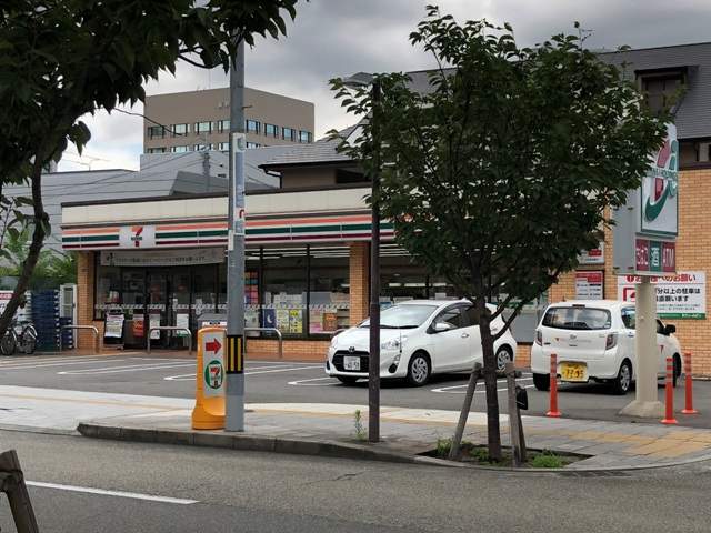 コンビニ　セブンイレブン（コンビニ）まで577m