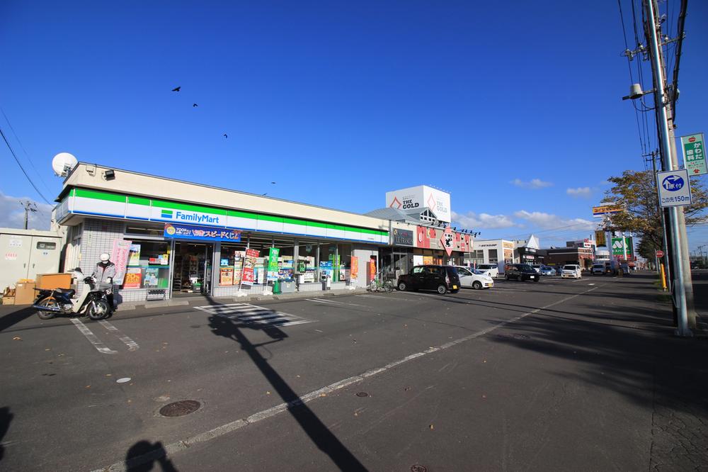 コンビニ　ファミリーマート江別白樺通店（コンビニ）まで345m