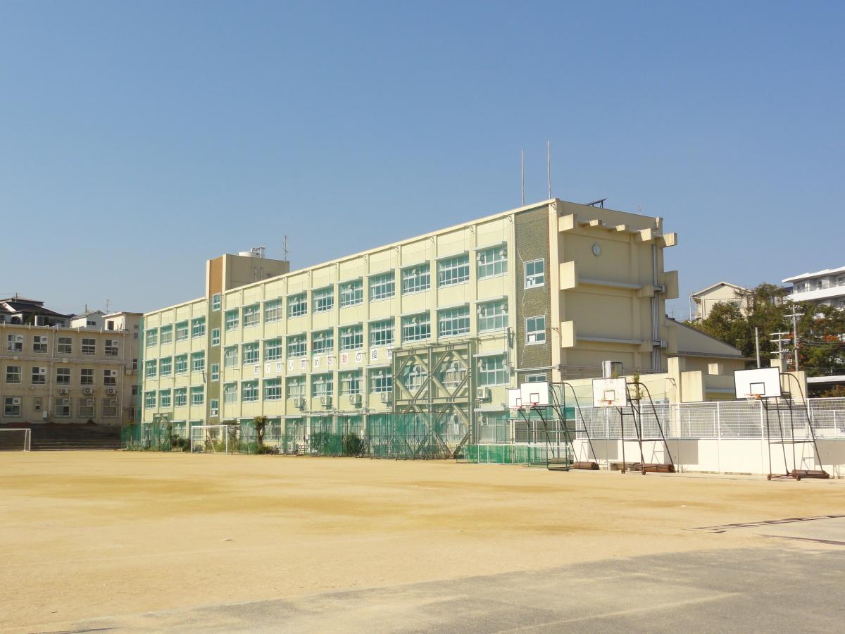 中学校　神戸市立西代中学校（中学校）まで1011m