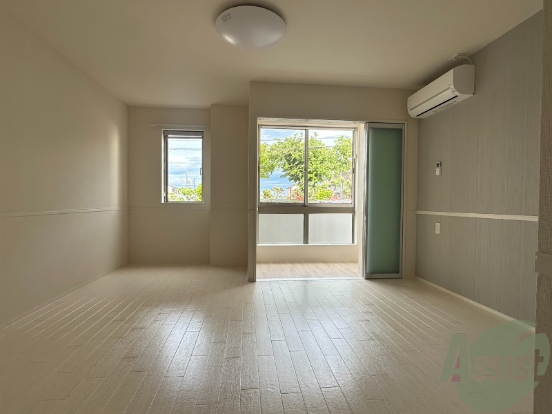 居室・リビング　白を基調とした綺麗なお部屋ですね。日当たりも良好です