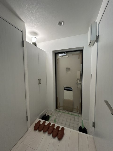 玄関　※写真は建築中の他号室です