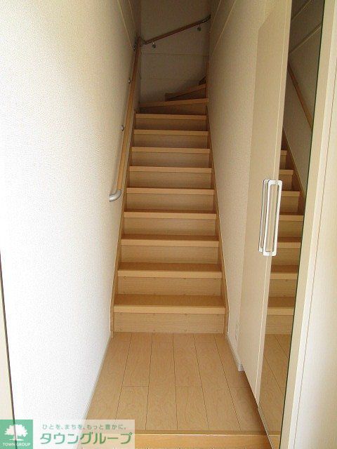 ＪＲ東海道本線 茅ケ崎駅 バス乗車時間：16分 最寄りバス停で下車 徒歩7分 2階建 築12年の玄関写真